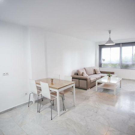 Apartamento En La Carihuela Con Piscina Y Parking, Al Lado De La Playa Apartman Torremolinos Kültér fotó