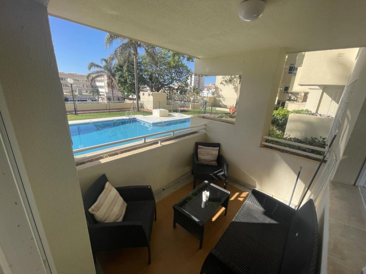 Apartamento En La Carihuela Con Piscina Y Parking, Al Lado De La Playa Apartman Torremolinos Kültér fotó