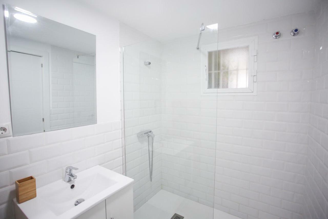 Apartamento En La Carihuela Con Piscina Y Parking, Al Lado De La Playa Apartman Torremolinos Kültér fotó