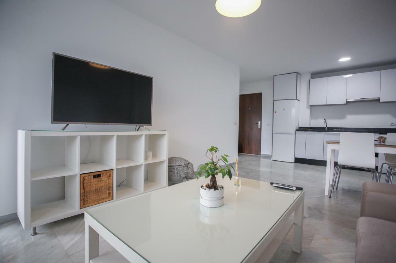 Apartamento En La Carihuela Con Piscina Y Parking, Al Lado De La Playa Apartman Torremolinos Kültér fotó