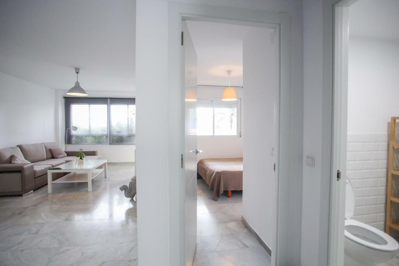 Apartamento En La Carihuela Con Piscina Y Parking, Al Lado De La Playa Apartman Torremolinos Kültér fotó